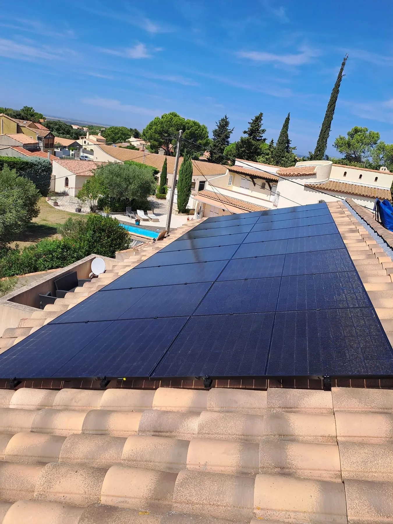 Panneaux solaires sur toiture residentielle